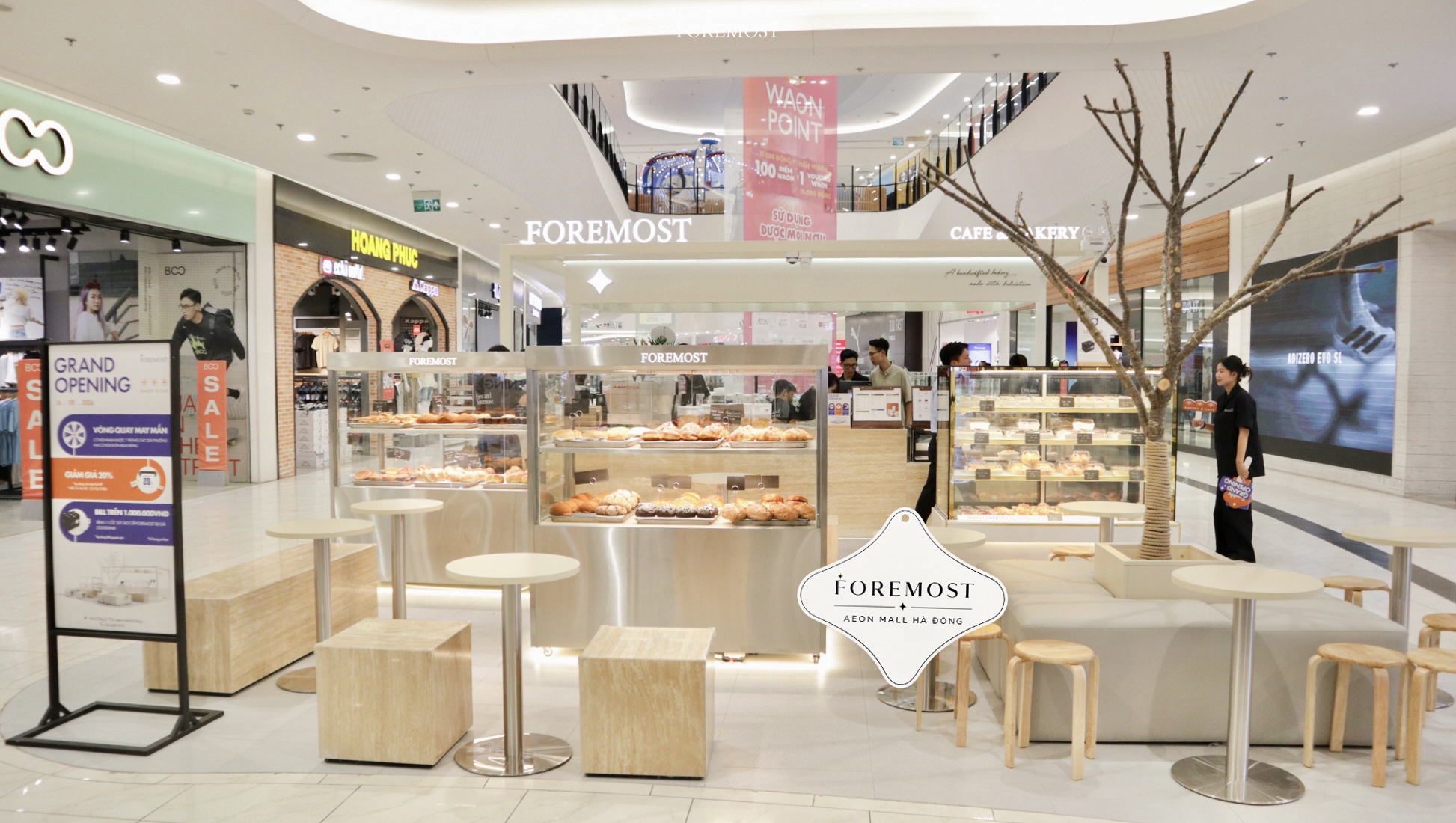 Alt ảnh: Kh&ocirc;ng gian hiện đại b&ecirc;n trong cửa h&agrave;ng Foremost AEON Mall H&agrave; Đ&ocirc;ng với khu vực bakery v&agrave; caf&eacute; sang trọng